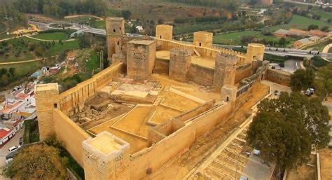 El Cerro del Castillo, con el recinto fortificado
