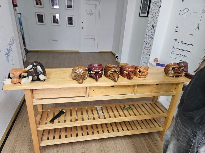Máscaras de la Commedia dell'Arte sobre una mesa
