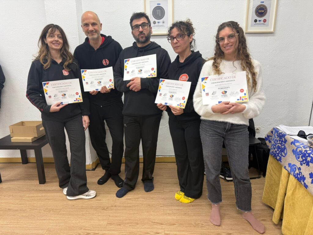 Participantes con los certificados del Workshop 1