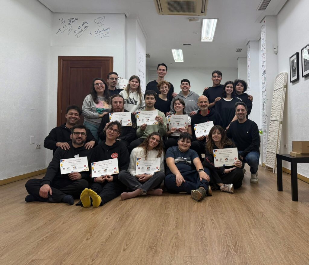 Entrega de certificados de participación al grupo